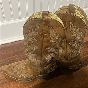 Ariat Women’s boots with heel. 9B, all day cushion inside. Comfy and fashionable